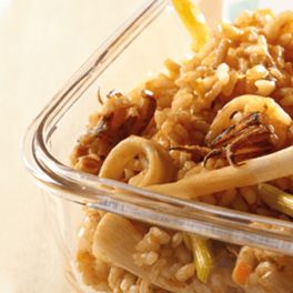Esta paella de lulas e amêijoas junta vários sabores num só prato