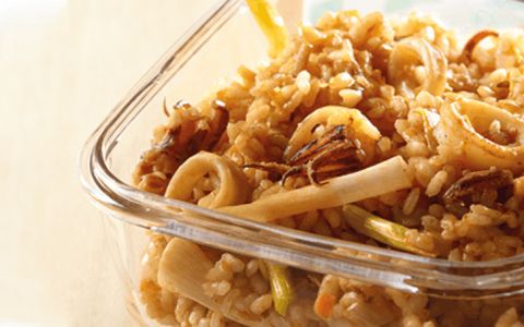 Esta paella de lulas e amêijoas junta vários sabores num só prato