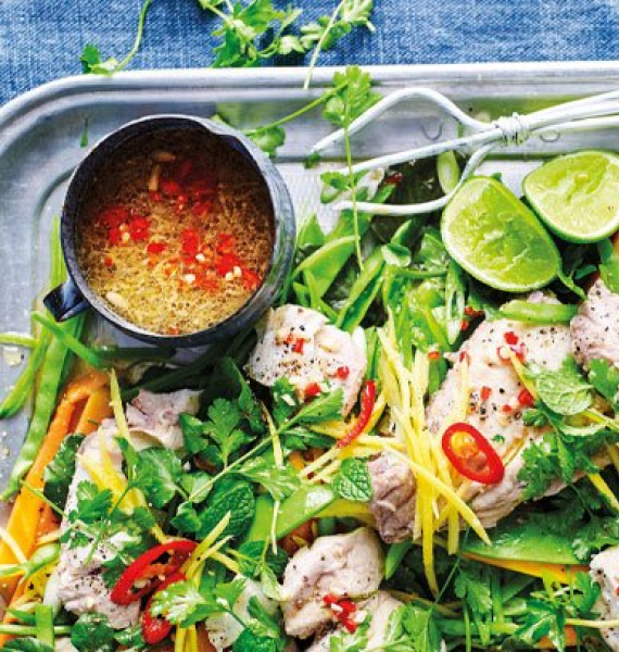 Peixe ao vapor com salada tailandesa