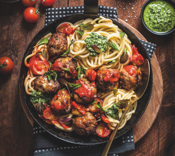 Almôndegas com molho de tomate assado e pesto