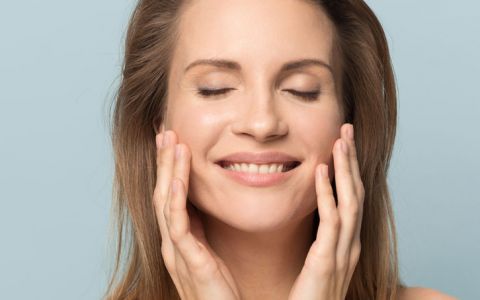 Massagens faciais para exercitar o rosto (e que pode fazer em casa)