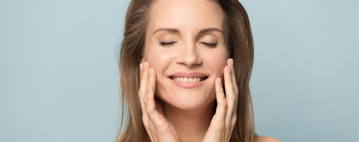 Massagens faciais para exercitar o rosto (e que pode fazer em casa)