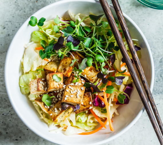 Salada de tofu fumado