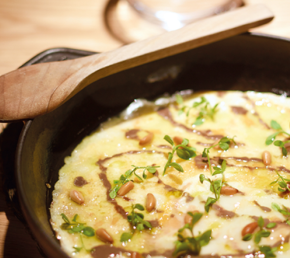 Tortilha com ervas frescas e pinhões
