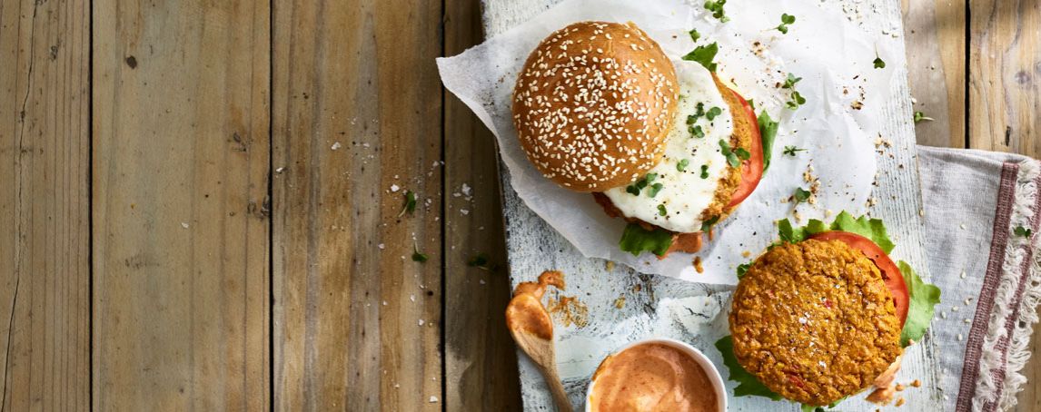 Hambúrgueres de grão-de-bico e queijo para uma refeição gulosa e vegetariana