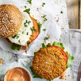 Hambúrgueres de grão-de-bico e queijo para uma refeição gulosa e vegetariana