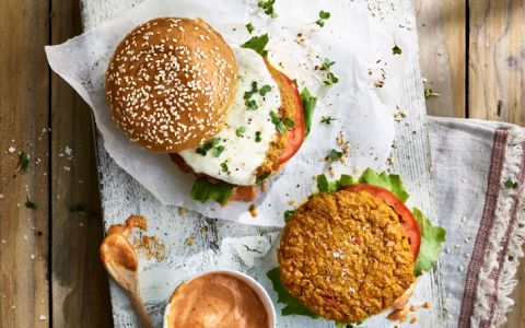 Hambúrgueres de grão-de-bico e queijo para uma refeição gulosa e vegetariana