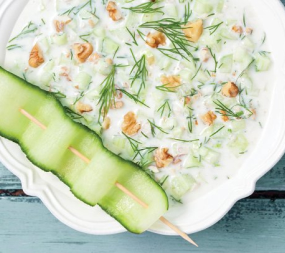 Sopa fria de pepino, endro e nozes