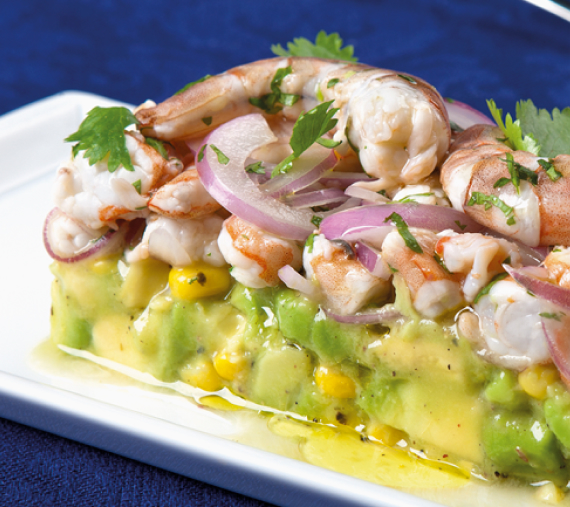 Ceviche de camarão com abacate e milho