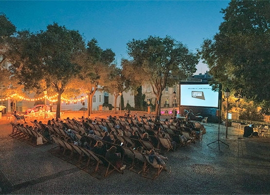 Continente oferece cinema gratuito e ao ar livre em todo o País no verão -  Continente Cinema na Praça - Correio da Manhã