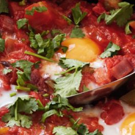 Prepare uma refeição mexicana com estes huevos rancheros