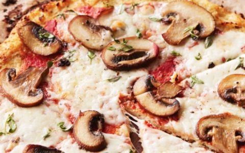 Pizza com base de couve-flor e cobertura de cogumelos e queijo mozzarella