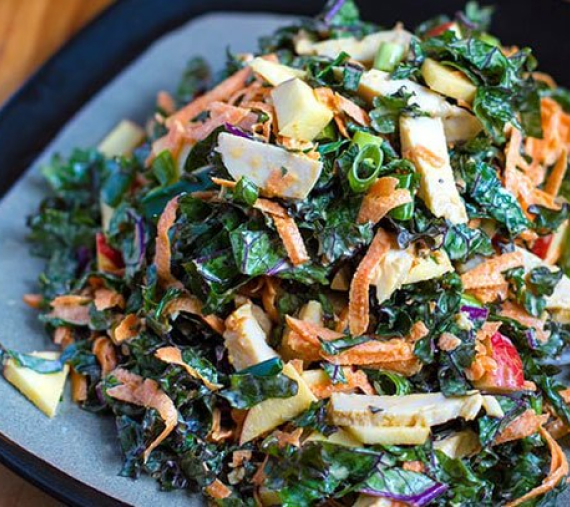 Salada com frango, couve kale e maçã