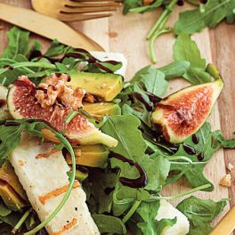 Salada de rúcula com queijo, figos e nozes, uma opção saudável para o verão