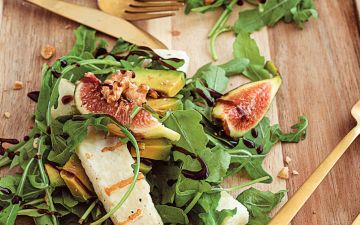 Salada de rúcula com queijo, figos e nozes, uma opção saudável para o verão
