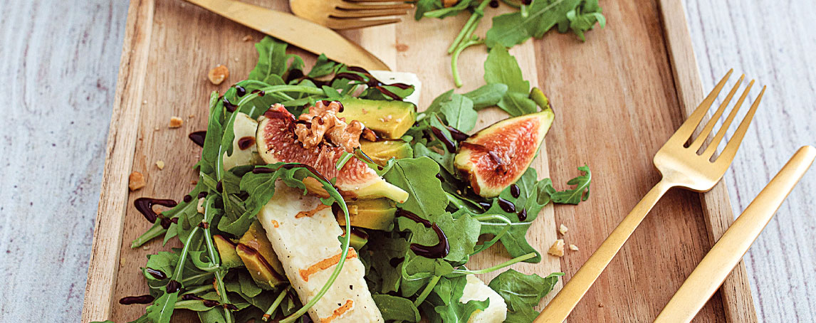 Salada de rúcula com queijo, figos e nozes, uma opção saudável para o verão