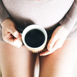 Novo estudo diz que, afinal, não se deve beber café durante a gravidez