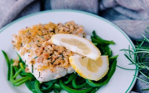 Procura um jantar rápido? Experimente estes lombos de pescada no forno