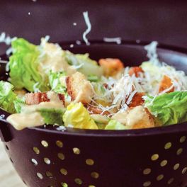 Salada César com croutons para uma refeição refrescante