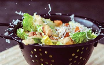 Salada César com croutons para uma refeição refrescante