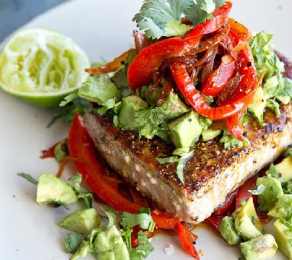 Bifes de atum com pimentos e abacate
