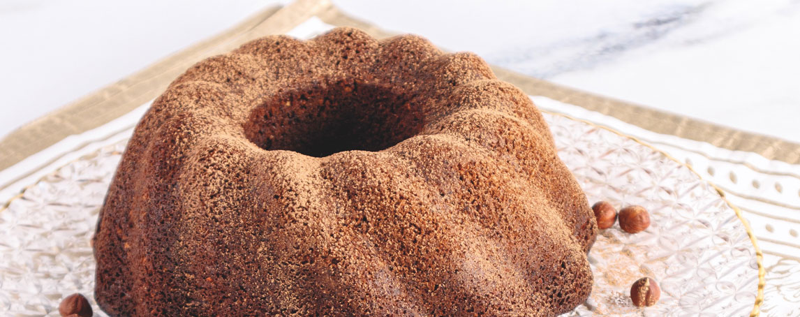 Quer uma sobremesa saudável, mas doce? Faça este bolo de chocolate, avelã e baunilha