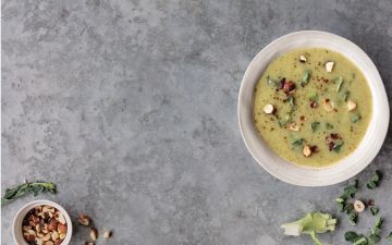 Creme de brócolos e avelãs: a sopa aconchegante para os dias frios