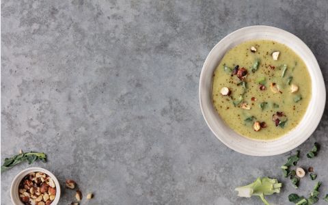 Creme de brócolos e avelãs: a sopa aconchegante para os dias frios