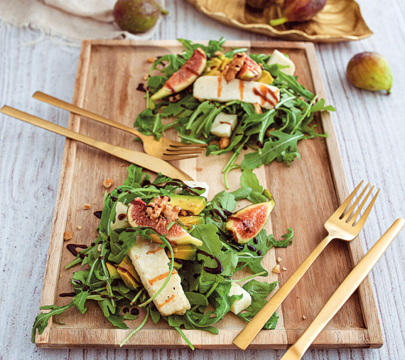 Salada de rúcula com queijo, figos e nozes