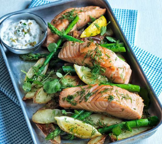 Salmão no forno com espargos