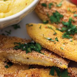 Experimente este peixe panado com espetadas de tomate e polenta