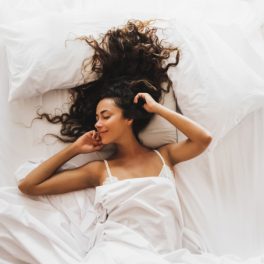 Como conseguir um cabelo saudável enquanto dorme (e os produtos mais indicados)