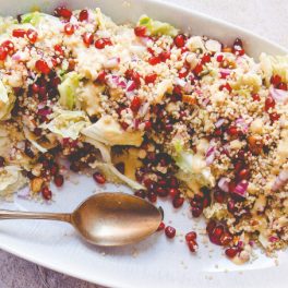 Salada de quinoa com romã e couve portuguesa para um almoço light