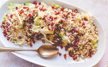 Salada de quinoa com romã e couve portuguesa para um almoço light