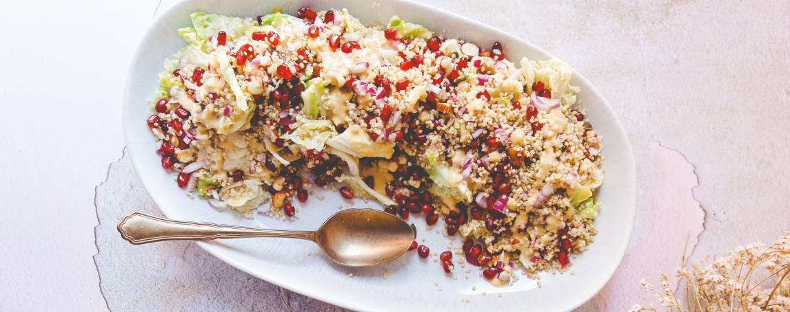 Salada de quinoa com romã e couve portuguesa para um almoço light