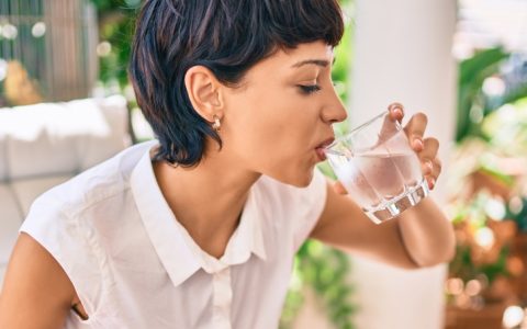 Dicas para combater a retenção de líquidos, segundo uma nutricionista