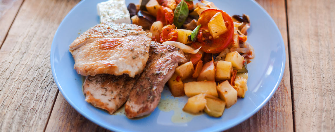 Sem glúten nem lactose: experimente estas costeletas de porco com ratatouille