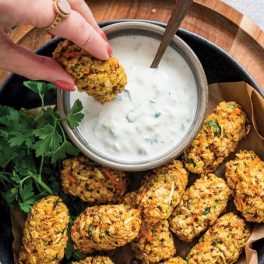 Delicie-se com uns croquetes de quinoa e bulgur (com molho de iogurte e pepino)