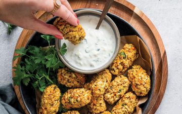 Delicie-se com uns croquetes de quinoa e bulgur (com molho de iogurte e pepino)