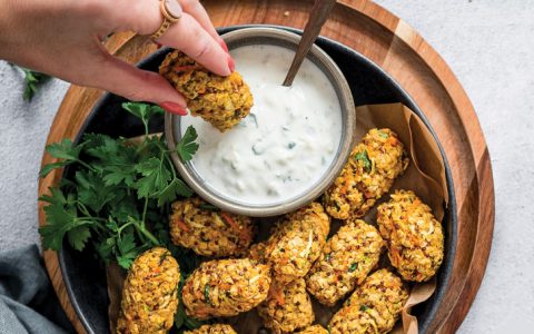 Delicie-se com uns croquetes de quinoa e bulgur (com molho de iogurte e pepino)