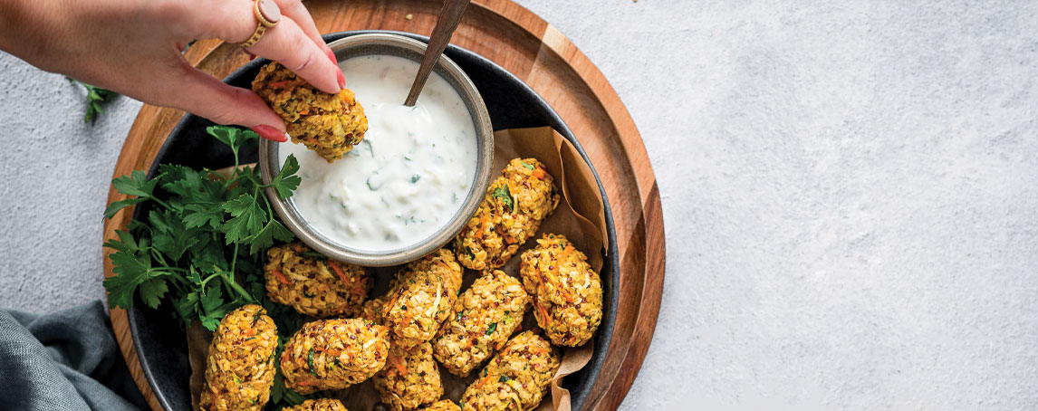 Delicie-se com uns croquetes de quinoa e bulgur (com molho de iogurte e pepino)