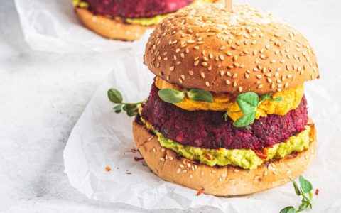 Hambúrguer de beterraba e quinoa, uma delícia vegetariana