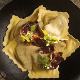 Ravioli: experimente esta receita com molho foie e presunto de pato