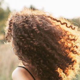 Eis os principais cuidados a ter com o cabelo encaracolado