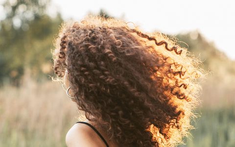 Eis os principais cuidados a ter com o cabelo encaracolado