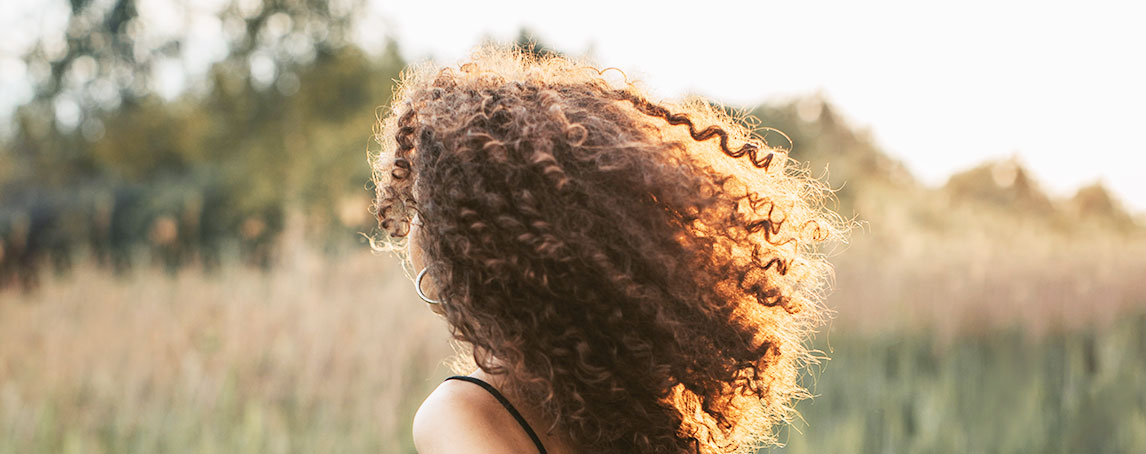 Eis os principais cuidados a ter com o cabelo encaracolado