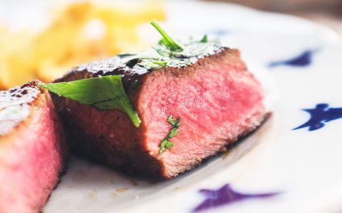 Deixar de comer carne ao jantar pode reduzir doenças do coração em 10%