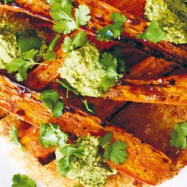 Prepare o grelhador e faça cenouras no churrasco com arroz integral tostado e mole verde