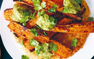 Prepare o grelhador e faça cenouras no churrasco com arroz integral tostado e mole verde