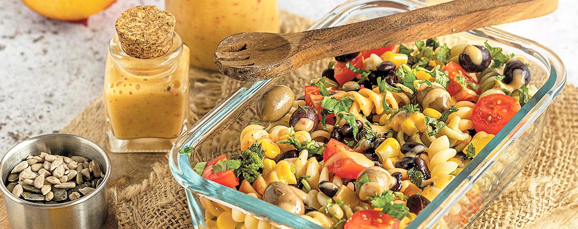 Salada fria com vinagrete de nectarinas para um lanche saudável